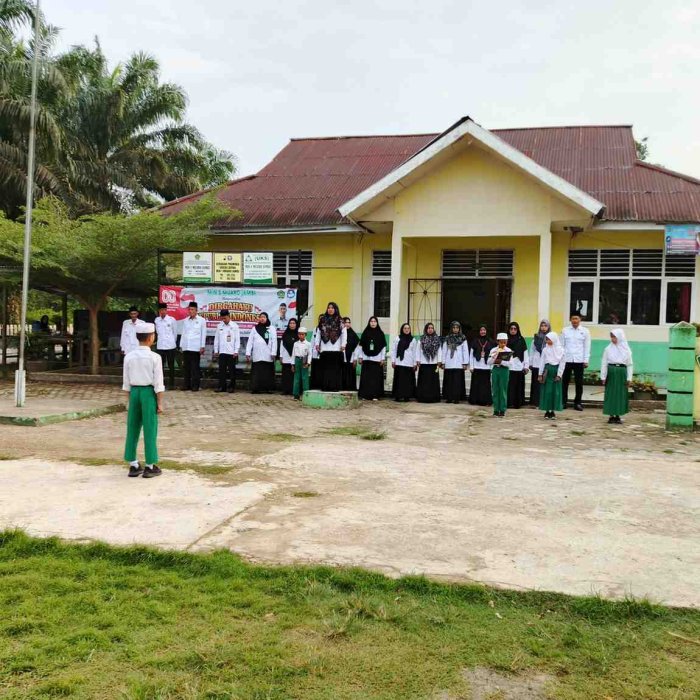 Kegiatan Upacara Bendera Merah Putih Min 1 Muaro Jambi Pembina Upacara Ibu Heriyati S.Pd.I