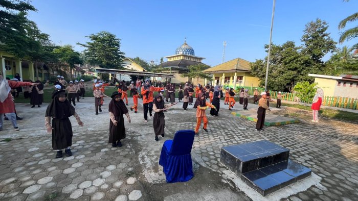 Pererat Kebersamaan, Staf dan Majelis Guru Dampingi Siswa Siswi Senam Pramuka Pererat Kebersamaan, Staf dan Majelis Guru Dampingi Siswa Siswi Senam Pramuka