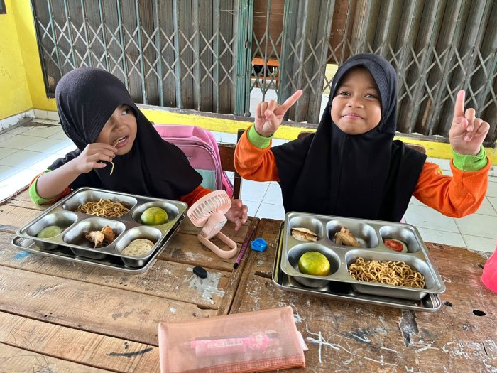 mantap! Potret Siswa-Siswi MIN 1 Muaro Jambi Lahap Nikmati Makan Bergizi Gratis Program Presiden
