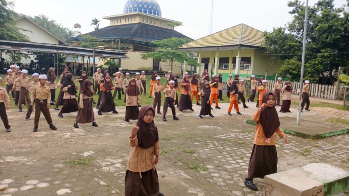 Siswa Siswi dan Majlis Guru Melaksanakan Senam Pagi Bersama di Madrasah
