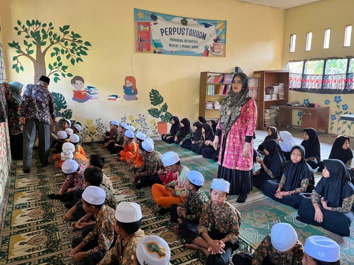 Semangat Pagi di MIN 1 Muaro Jambi: Majelis Guru Dampingi Siswa Latih Bacaan Salat di Ruang Perpustakaan Semangat Pagi di MIN 1 Muaro Jambi: Majelis Guru Dampingi Siswa Latih Bacaan Salat di Ruang Perpustakaan