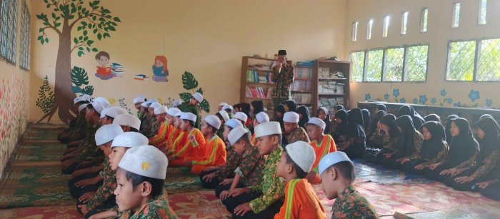  MIN 1 Muaro Jambi Siswa Siswi Didampingi Bapak Ibu Majlis Guru Melaksanakan Praktek Sholat Zuhur