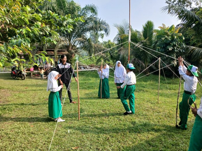 Didampingi Pembina, Siswa-Siswi MIN 1 Muaro Jambi Mantapkan Latihan Pionering Bendera Jelang HUT RI ke-81 Didampingi Pembina, Siswa-Siswi MIN 1 Muaro Jambi Mantapkan Latihan Pionering Bendera Jelang HUT RI ke-81