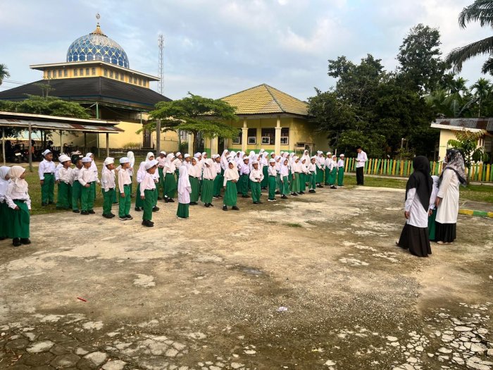 Bikin Hati Adem! Intip Kebiasaan Siswa MIN 1 Muaro Jambi, Hafal Surah Pendek Di Pimpin Majlis Guru yang piket Bikin Hati Adem! Intip Kebiasaan Siswa MIN 1 Muaro Jambi, Hafal Surah Pendek Di Pimpin Majlis Guru yang piket