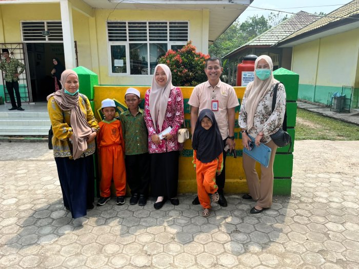MIN 1 Muaro Jambi Kunjungan Tim Puskesmas Jambi Kecil Program Pembagian Obat Cacing Massal MIN 1 Muaro Jambi Kunjungan Tim Puskesmas Jambi Kecil Program Pembagian Obat Cacing Massal
