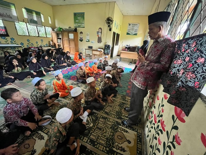Awali KBM Hari Kamis, Guru dan Staf Piket Dampingi Siswa Lantunkan Bacaan Ikhtitah dan Doa Qunut Subuh Awali KBM Hari Kamis, Guru dan Staf Piket Dampingi Siswa Lantunkan Bacaan Ikhtitah dan Doa Qunut Subuh