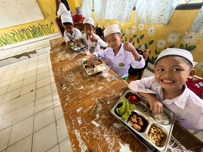 Selasa Ceria di MIN 1 Muaro Jambi: Siswa siswi Santap Makan Bergizi Gratis Program Presiden Prabowo