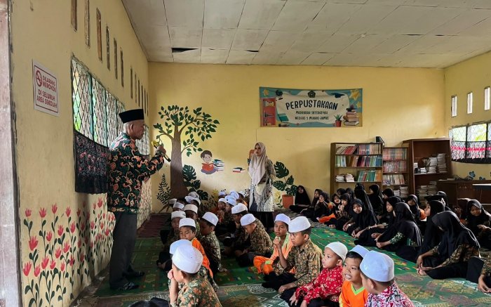 Bukan Sekadar Hafal, MIN 1 Muaro Jambi Bimbing Siswa Pahami Bacaan Sholat Shubuh Bukan Sekadar Hafal, MIN 1 Muaro Jambi Bimbing Siswa Pahami Bacaan Sholat Shubuh