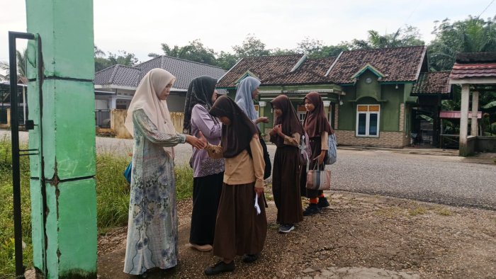 Majlis Guru Piket Sambut Siswa Siswi di Gerbang Madrasah