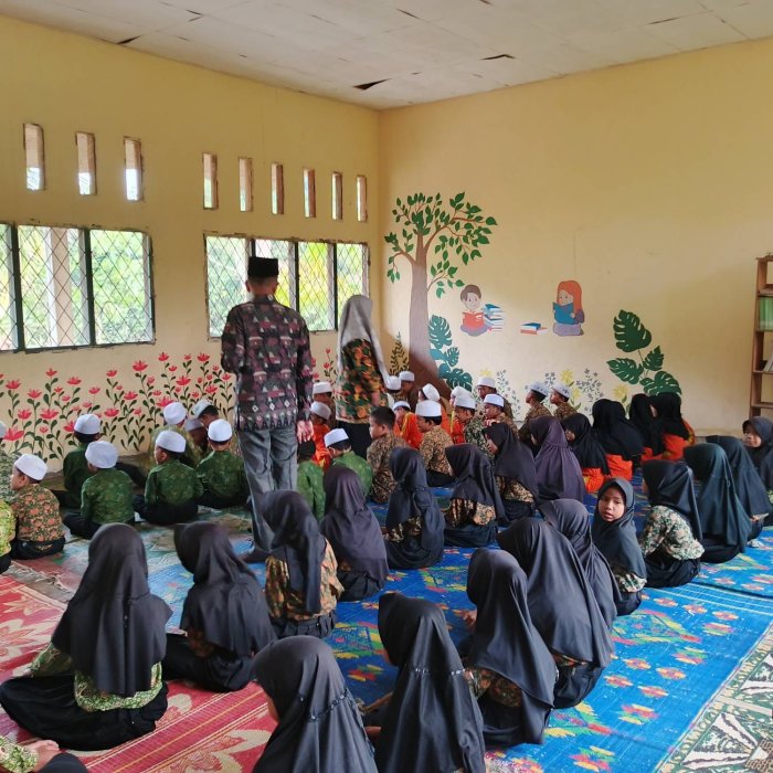 Pembiasaan Salat Fardu Didampingi Guru dan Staf Sekolah