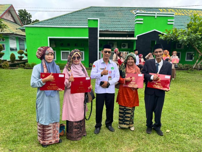 Kepala MIN 1 Muaro Jambi Majlis Guru Dan Staf Mengikuti Upacara Dalam Rangka Memperingati HAB KE 80 Th