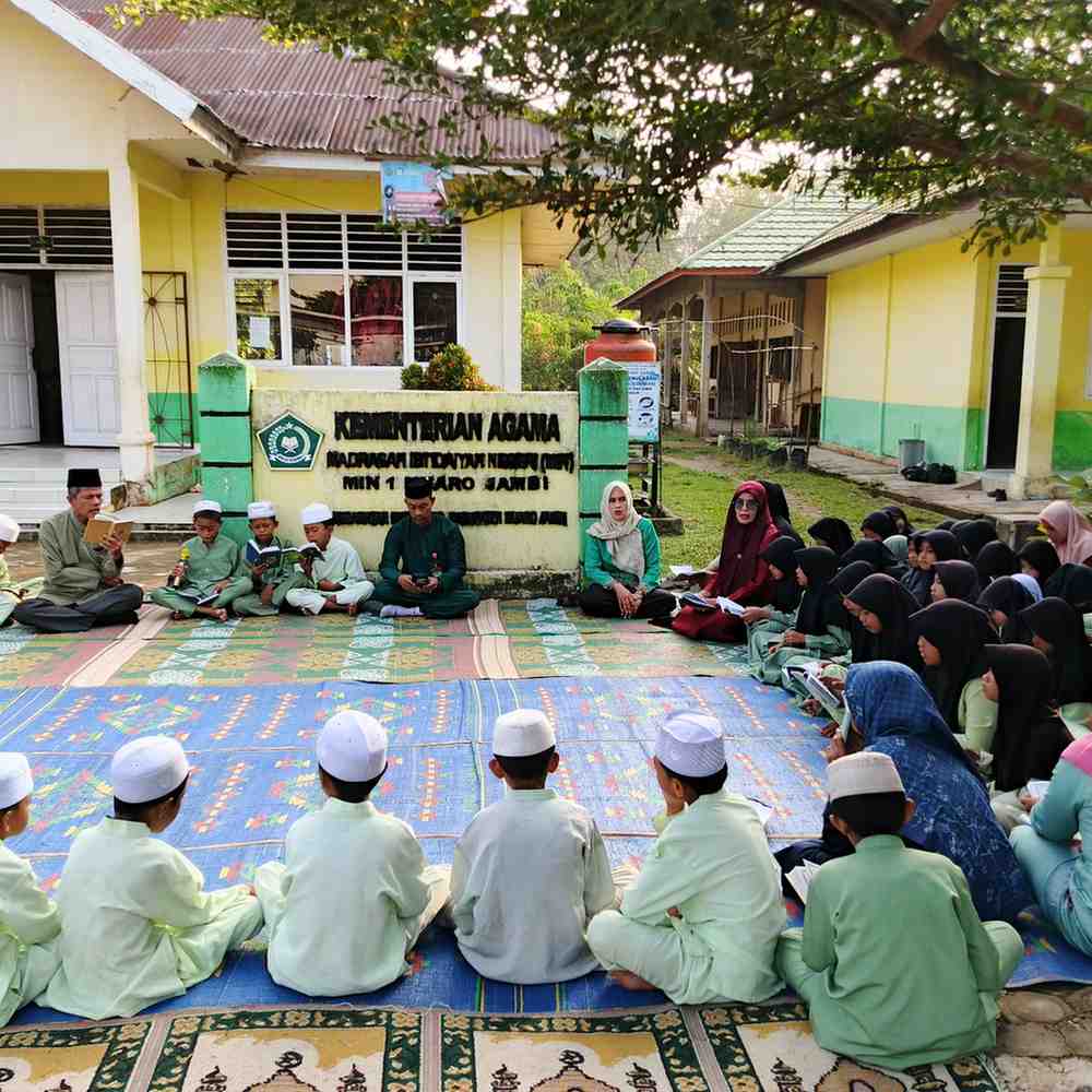 #JUMAT TGL 8 - 08 -2025  Kegiatan pembiasaan membaca surah yassin dan Doa bersama di pimpin Bapak kepala madrasah majlis guru dan staf 