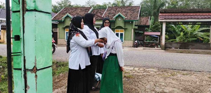 Bapak Ibu Majlis Guru dan Staf MIN 1 Muaro Jambi Sambut Siswa Di Depan Pintu Gerbang Madrasah