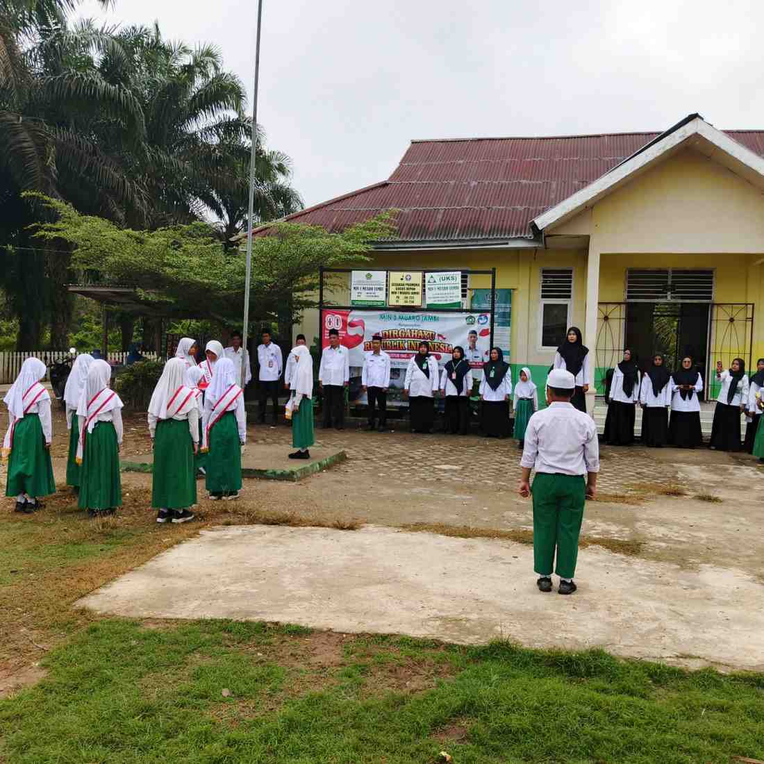 #senin 25 - 08 -2025 Kegiatan pembiasaan  pengibaraan upacara bendera merah putih yang bertindak sebagai pembina upacara Nurhidayati S.Pd.I dan diikuti semua majlis guru dan staf