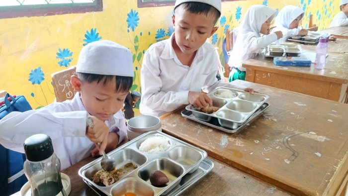 Menu Bergizi Lengkapi Santapan Di Hari  Senin Di MIN 1 Muaro Jambi