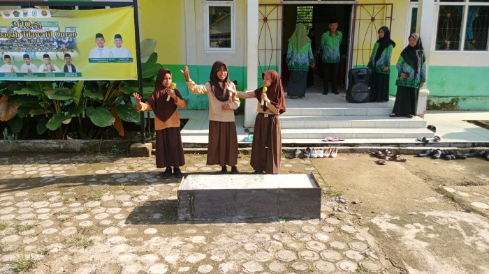 Memperingati Hari Guru Nasional Masjis Guru Adakan Lomba Antar Kelas Membaca Undang-Undang Teks Pancasila dan Hafalan Ayat Memperingati Hari Guru Nasional Masjis Guru Adakan Lomba Antar Kelas Membaca Undang-Undang Teks Pancasila dan Hafalan Ayat