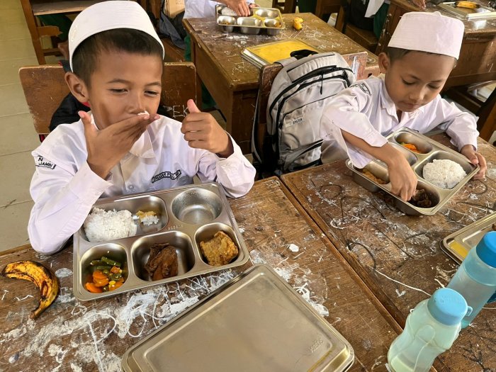 Siswa Siswi MIN 1 Muaro Jambi Lahap Santap Menu Bergizi Program Presiden RI