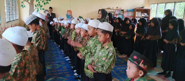 MIN 1 Muaro Jambi Melaksanakan Kegiatan Pembiasaan Praktek Salat Zuhur Bersama Guru