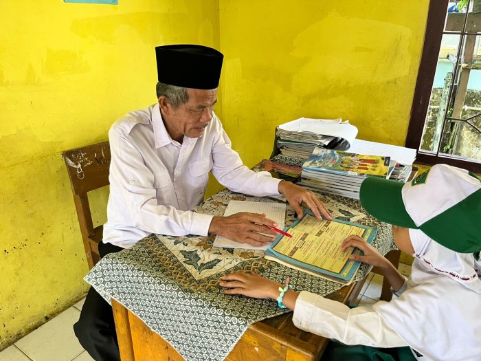 Khidmat dan Penuh Semangat, Guru dan Siswa-Siswi Tahfiz Laksanakan Pembiasaan Membaca Iqro Pagi Ini Khidmat dan Penuh Semangat, Guru dan Siswa-Siswi Tahfiz Laksanakan Pembiasaan Membaca Iqro Pagi Ini