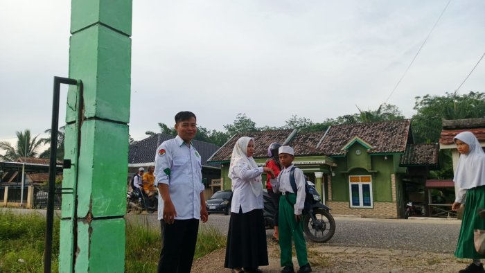 Guru dan Staf Sambut Siswa dengan Salam Pagi di Di Depan Pintu Gerbang  Madrasah