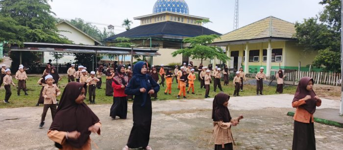 Siswa Siswi Majlis Guru Beserta Staf Madrasah Laksanakan Senam Pagi Rutin