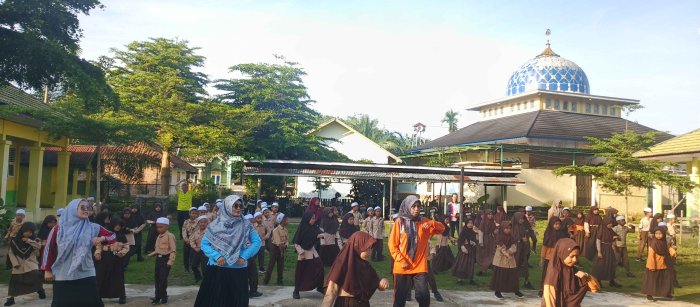  MIN 1 Muaro Jambi Rabu 15 -10 - 2025  Siswa Siswi  MelaksanakanSenam Pagi Bersama