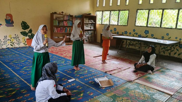 Majlis Guru Dan Staf Min 1 Muaro Jambi  Latih Siswi Pidato Tiga Bahasa
