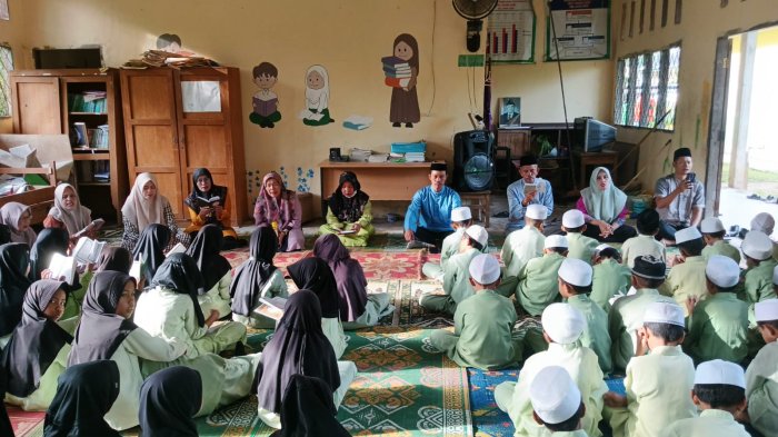 Edisi Jumat 12 - 12 - 2025 Didampingi Bapak Kepala MIN 1 Muaro Jambi Siswa Siswi Membaca Surah Yassin Dan Doa Bersama