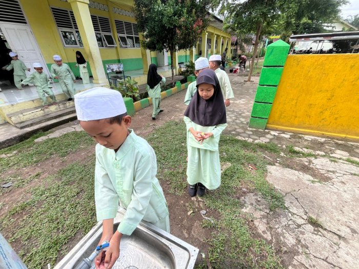 Senyum Ceria di MIN 1 Muaro Jambi: Menikmati Menu Sehat Program Presiden RI Senyum Ceria di MIN 1 Muaro Jambi: Menikmati Menu Sehat Program Presiden RI