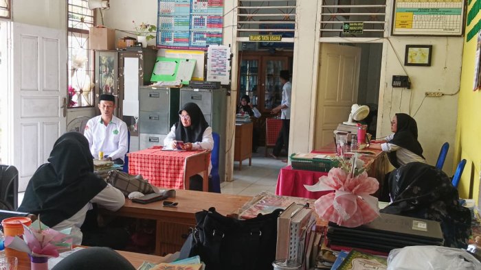 Ibu Murtianis, S.Pd. Laksanakan Pembinaan Guru dan Staf di MIN 1 Muaro Jambi