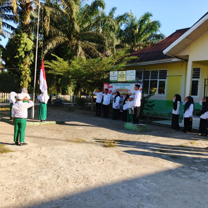 Siswa Siswi MIN 1 Muaro Jambi Melaksanakan Kegiatan Upacara Pengibaran Bendera Merah Putih