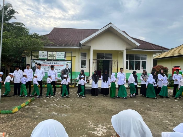 Momentum Apel Pagi MIN Muaro Jambi: Siswa Khidmat Dengarkan Arahan Kepala Madrasah
