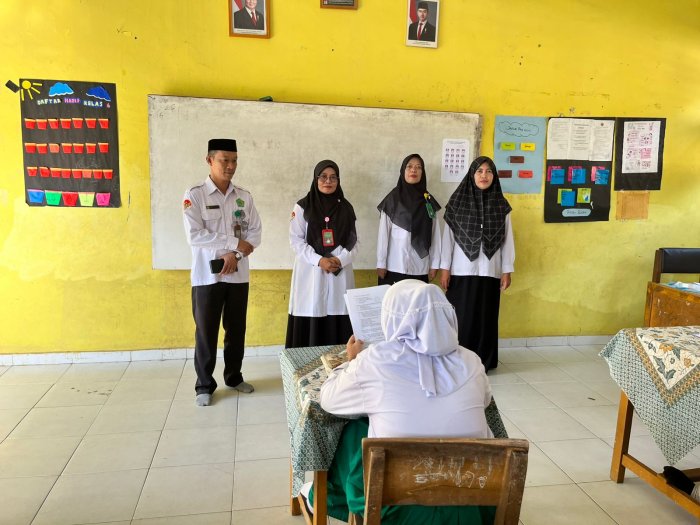 Pastikan Kesiapan Matang, Kepala MIN 1 Muaro Jambi Lukman Edi, S.Pd.I. Pimpin Monev Ujian Akhir Kelas 6