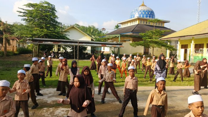 Di Hari Rabu 26 - 11 - 2025 Siswa Siswi MIN 1 Muaro Jambi Senam Pagi Rutin Bersama Dihalaman Madrasah