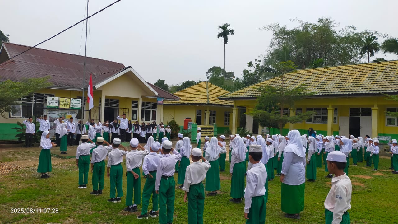 SENIN TANGGAL 11 - 08 - 2025 KEGIATAN PEMBIASAAN UPACARA BENDERA YANG BERTINDAK SEBAGAI PEMBINA UPACARA BAPAK HASAN BASRI AGUS S.Pd.I SERTA DI IKUTI BAPAK KEPALA MADRASAH DAN MAJLIS GURU DAN STAF