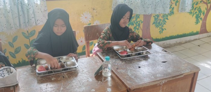 Siswa Siswi MIN 1 Muaro Jambi Mendapatkan Makan Bergizi Gratis Hari Ke 4 Siswa Siswi MIN 1 Muaro Jambi Mendapatkan Makan Bergizi Gratis Hari Ke 4