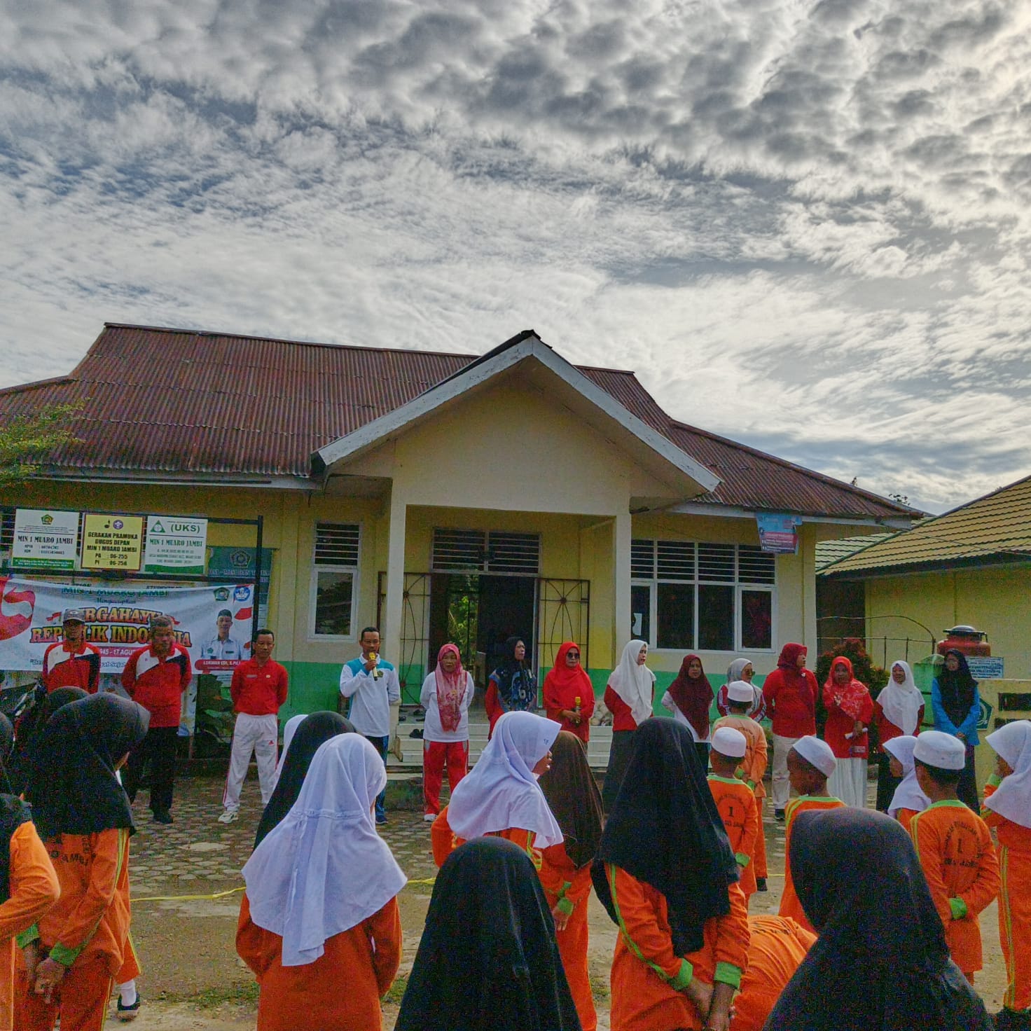 #1 SELASA 19 - 08 - 2025 KEGIATAN LOMBA ANTAR KELAS  DALAM RANGKA MEMPERINGATI HUT RI YANG KE 80 TAHUN  DI MIN 1 MUARO JAMBI YANG DI BUKA DAM DIPIMPIN LANGSUNG BAPAK KEPALA MADRASAH LUKMAN EDI S.Pd.I SISWA SISWI SANGAT ANTUSIAS MENGIKUTI LOMBA 