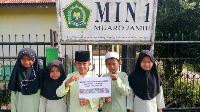 Siswa Siswi  Min 1 Muaro Jambi Peduli Bencana Di Sumatera Dan Mendoakan Semoga Keadaan Lekas Membaik