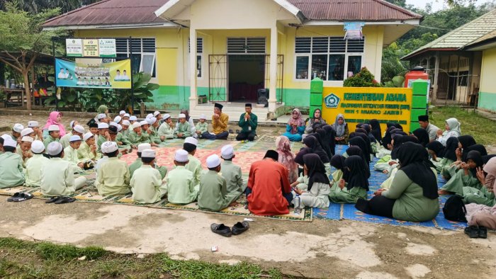 Edisi Jumat 28 - 11 - 2025 Siswa Siswi MIN 1 Muaro Jambi Membaca Surah Yasin Dan Doa Bersama