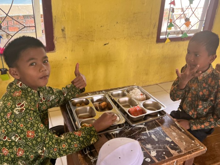 Ciptakan Generasi Sehat Program Dari Presiden Bapak Prabowo Subianto, Siswa SiswiMIN 1 Muaro Jambi Santap Makan Bergizi Gratis dengan Sukacita