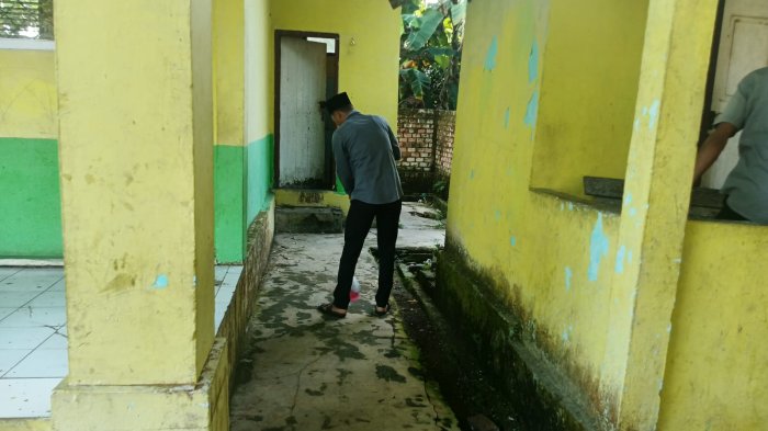 Staf MIN 1 Muaro Jambi Melaksanakan Jumat Bersih di Halaman Madrasah