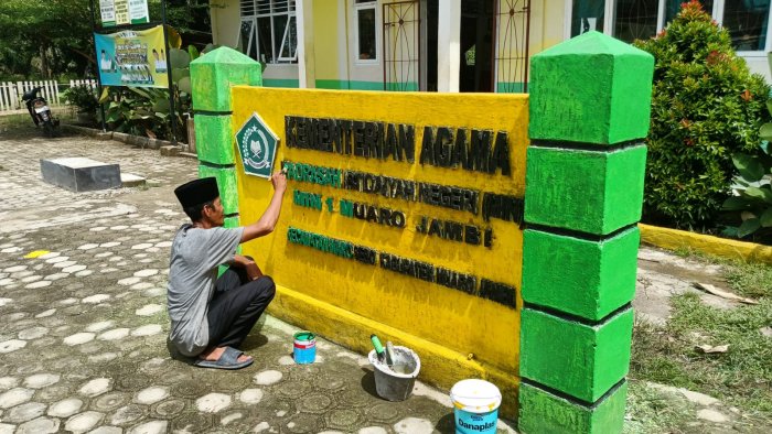 Staf MIN 1 Muaro Jambi Percantik Wajah Lingkungan Madrasah Staf MIN 1 Muaro Jambi Percantik Wajah Lingkungan Madrasah