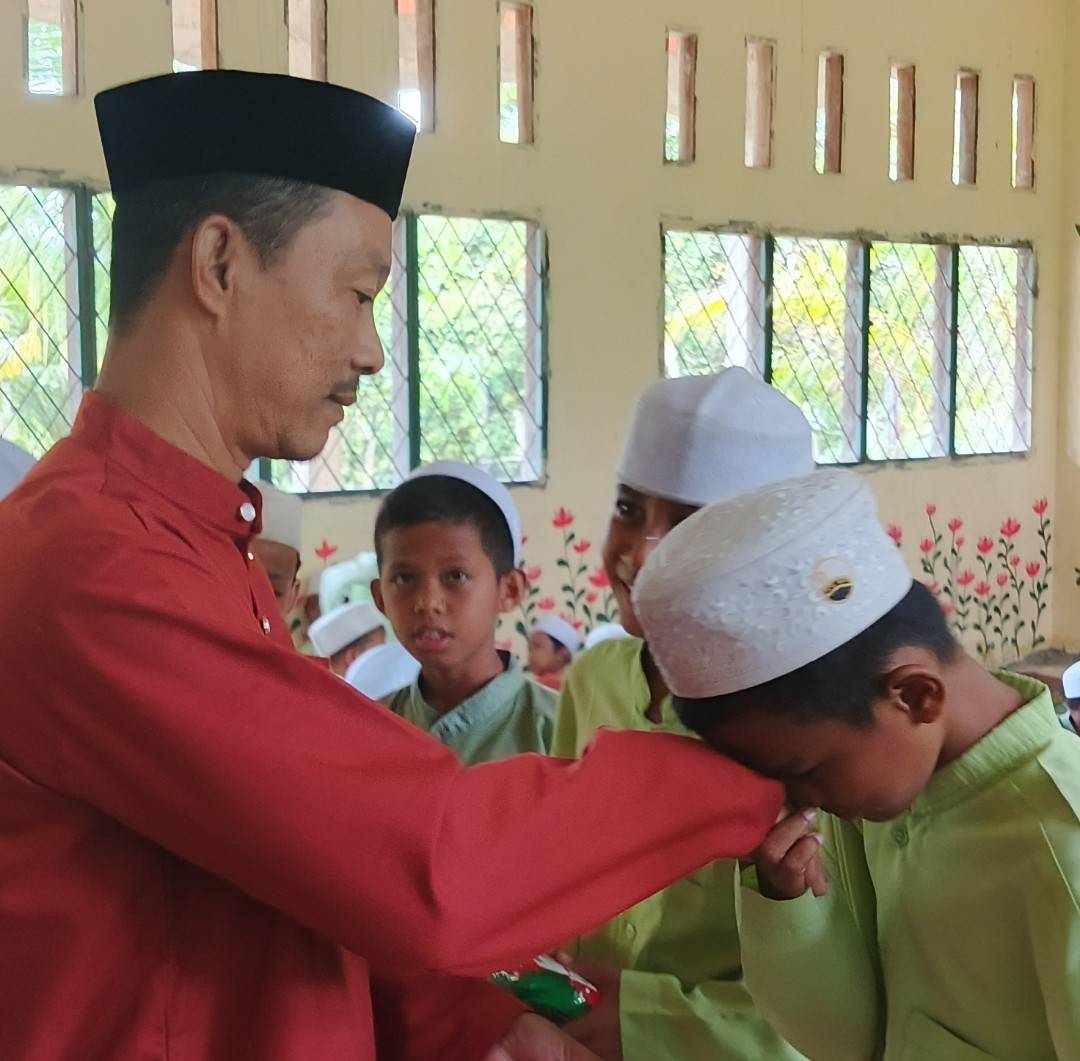 #JUMAT 22 - 08 - 2025 PEMBERIAN HADIAH LOMBA ANTAR KELAS DALAM RANGKA MEMPERINGATI HUT RI KE 80 TAHUN YANG DI PIMPIN LANGSUNG BAPAK KEPALA MADRASAH DAN MAJLIS GURU BESERTA STAF MIN 1 MUARO JAMBI