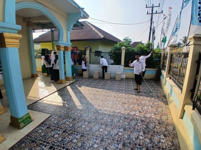 Wujud Kepedulian Lingkungan, Kepala dan Guru MIN 1 Muaro Jambi Gelar Aksi Bersih-Bersih Masjid Wujud Kepedulian Lingkungan, Kepala dan Guru MIN 1 Muaro Jambi Gelar Aksi Bersih-Bersih Masjid