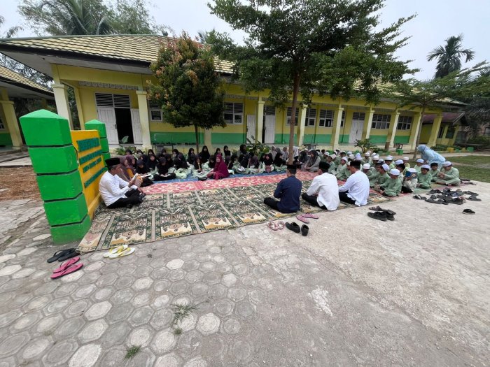 Momen Khidmat di Pekan Terakhir Sekolah: Keluarga Besar MIN 1 Muaro Jambi Larut dalam Lantunan Surah Yasin