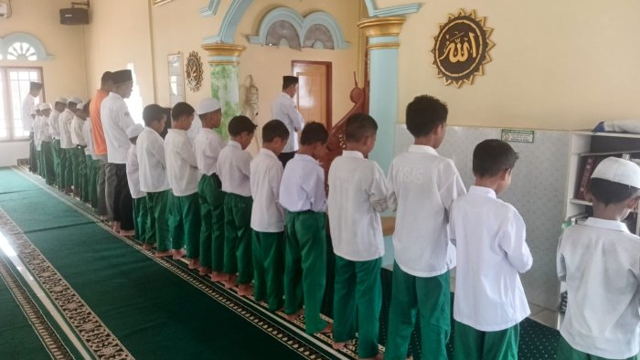 Siswa Siswi dan Bapak Kepala MIN 1Muaro Jambi Beserta Majlis Guru Staf  Melaksanakan Sholat Zuhur Berjamaah