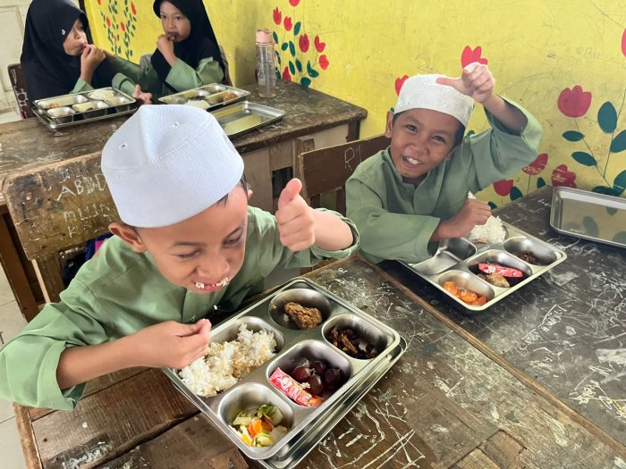 Potret Keceriaan Siswa Siswi MIN 1 Muaro Jambi Saat Terima Makan Siang Gratis Presiden. Potret Keceriaan Siswa Siswi MIN 1 Muaro Jambi Saat Terima Makan Siang Gratis Presiden.