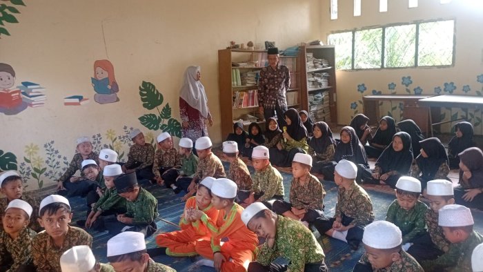 Wujudkan Generasi Taat Ibadah  Siswa Siswi MIN 1 Muaro Jambi Praktik Sholat Didampingi Majlis Guru Dan Staf