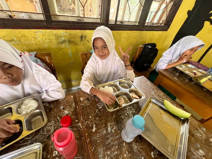 Momen Seru Siswa Makan Bergizi Bareng Wali Kelas, Wujudkan Generasi Emas 2045