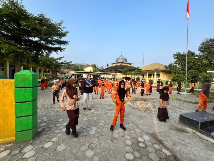 Jaga Kebugaran dan Kebersamaan, MIN 1 Muaro Jambi Melaksankan Senam Pramuka Sebelum KBM Jaga Kebugaran dan Kebersamaan, MIN 1 Muaro Jambi Melaksankan Senam Pramuka Sebelum KBM